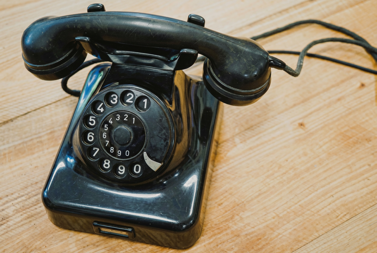 Antikes schwarzes Wählscheibentelefon