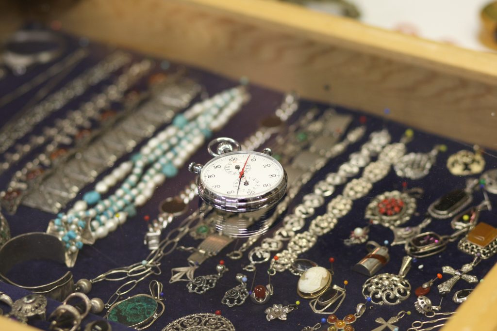 Silberschmuck, antike Silberketten, Broschen und Anhänger mit Edelsteinen beim Gold- und Silberankauf von Swen Homrighausen in Bad Berleburg-Wingeshausen